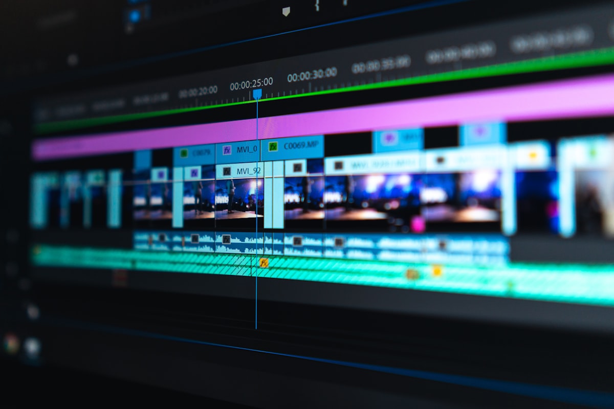 Un réalisateur professionnel guidant chaleureusement une personne âgée lors d'un enregistrement vidéo en studio