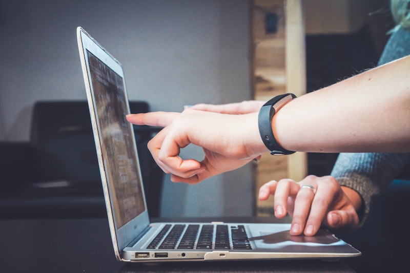 Professeur préparant des graphiques pour un cours vidéo interactif