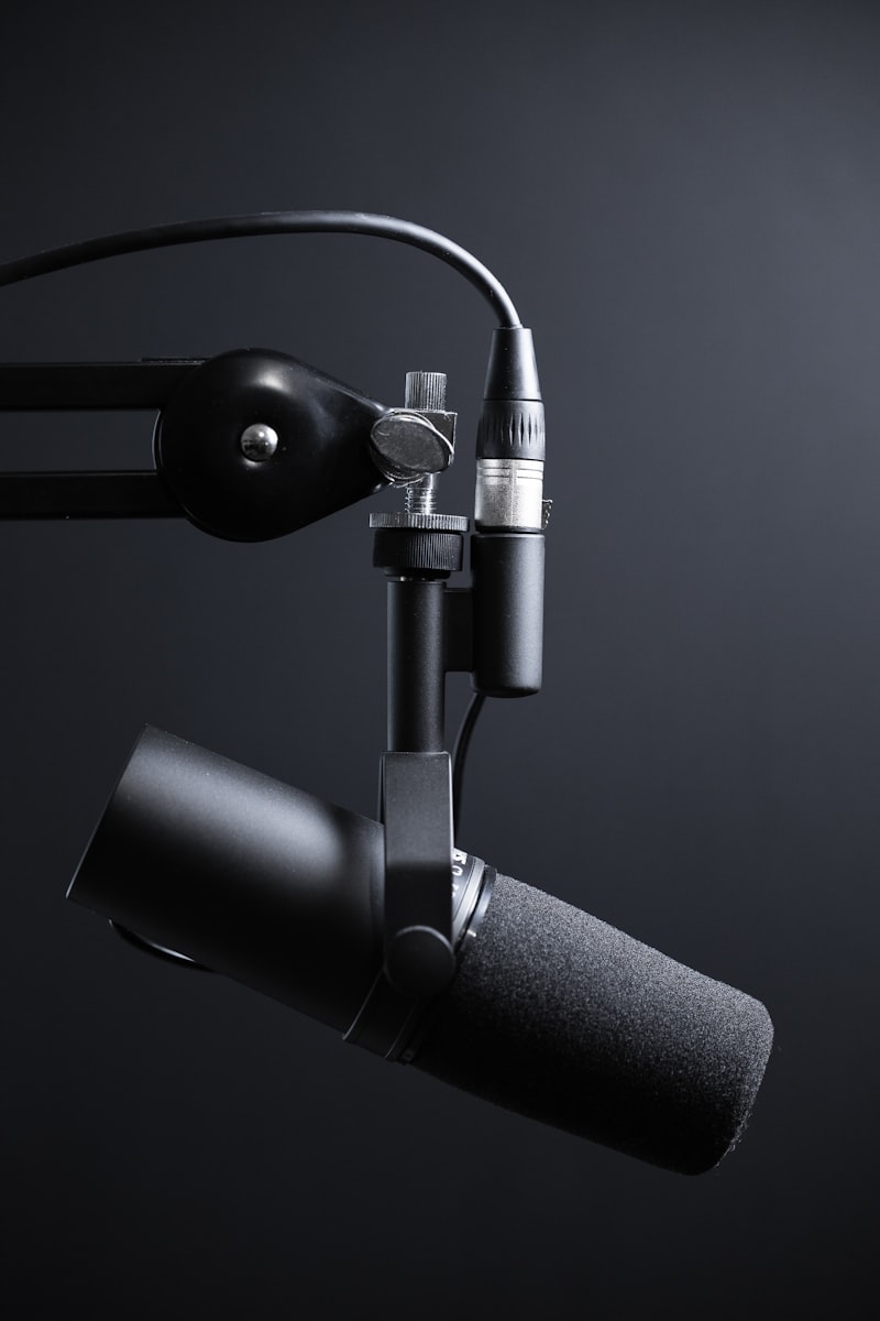Deux microphones professionnels dans un studio de balado moderne